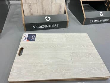 Yıldız Entegre laminat parket. Açıq rəngli, ağac teksturalı dizayna
