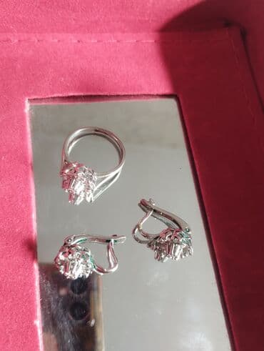 qaqa dəsti: Zərgərlik dəsti – klassik və zərif üslub - Komplekt tərkibi: - Uzun — 8