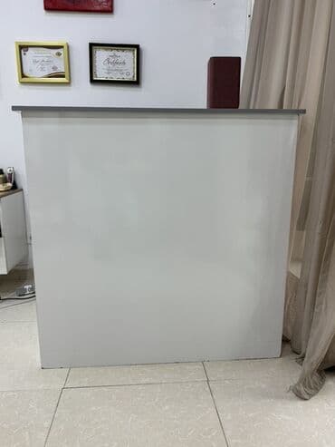 столик для кровати: Resepsiyon/qarşılama masası - Rəng: ağ (parlaq), üst panel boz - — 2