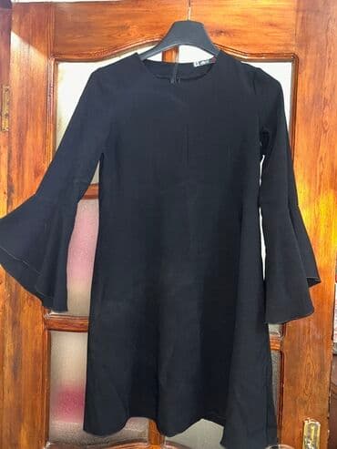 Ziyafət donları: Qadın paltarı – qara rəngdə, dizə yaxın uzunluqda. - Model: A-kəsim — 1