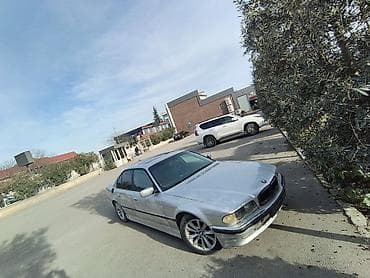 BMW 7 Series sedan (E38), gümüş rəngli, 4 qapılı, arxa ötürücülü