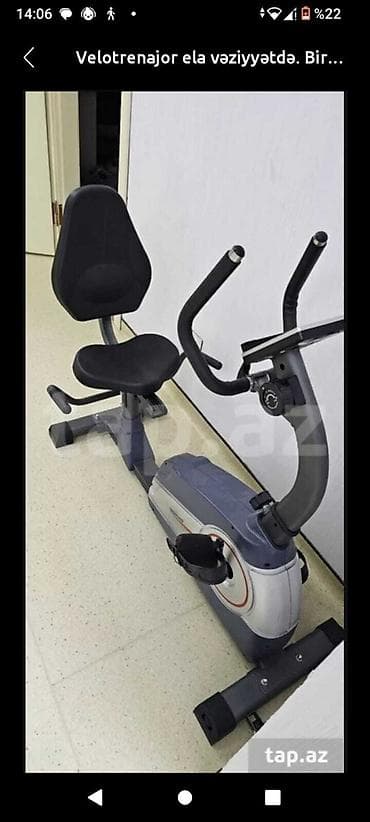 Oturacaqlı və rahat arxalıq dəstəyi olan velotrenajor. Qollar üçün