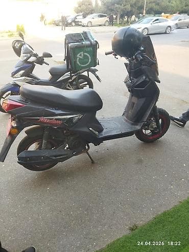 Skuter Freedom şəhər içi gediş-gəliş üçün praktik modeldir. Kompakt