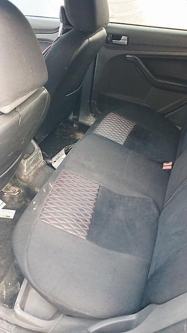 Ford Focus hatchback (ağ rəng) - Kuzov: 5 qapılı hatchback, sağ ön