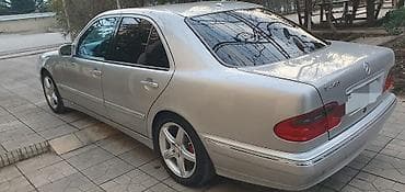 Mercedes-Benz E 240: 2.4 l | 2001 il Sedan — 4