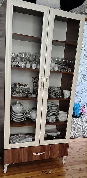 Vitrin şkaf – iki qapılı, şüşə önlü, vitrin tipli servis-dolabı