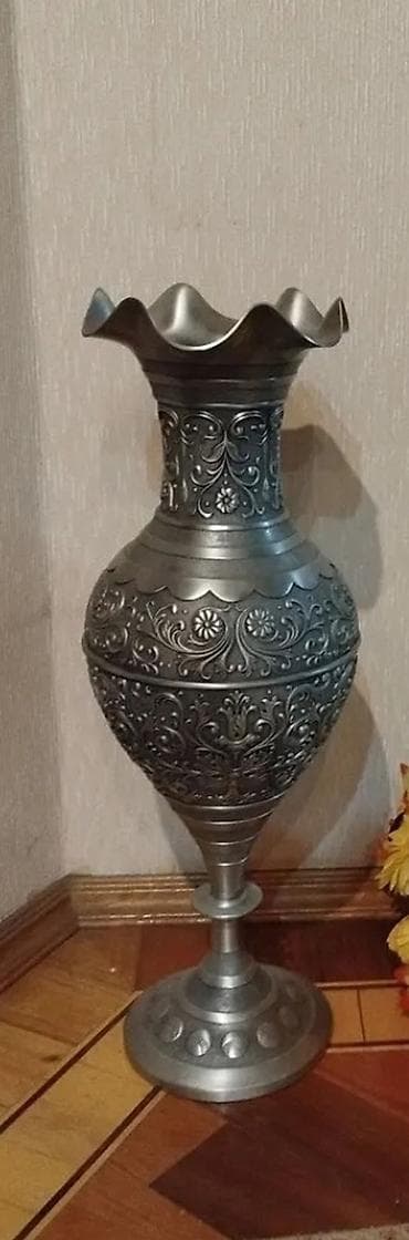 Vazalar: Bir vaza, Metal — 3