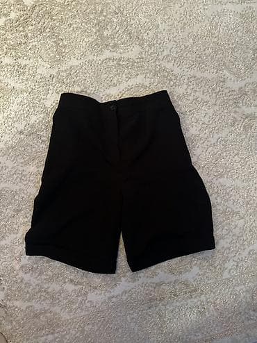 Qara şort - Rəng: qara - Kəsim: dizə yaxın uzunluq, klassik düz kəsim