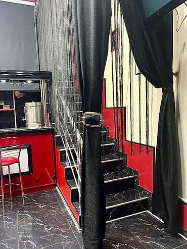 qirmizi cive: Tam təchizatlı, modern interyerli ictimai iaşə/istirahət məkanı — 1