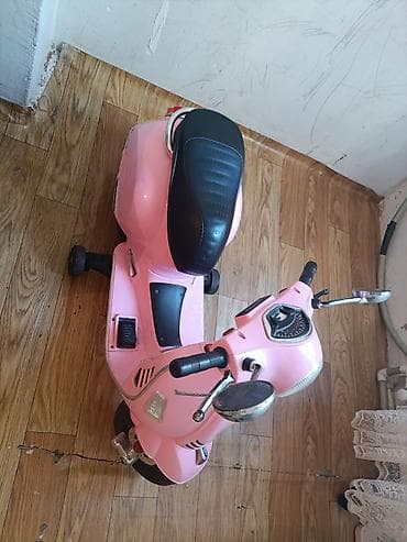elekt: Uşaq üçün elektrikli skuter – klassik Vespa üslubunda, çəhrayı rəng — 2