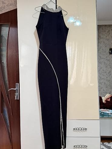 qadin sarocka modelleri: Zərif axşam/libas – qara, uzun, bədənə oturan siluet. - Model: yüksək — 3