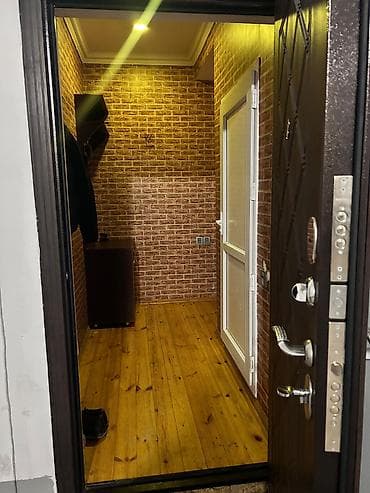 Ev Xırdalanda Mehdi Hüseynzadə küçəsində,3nömrəli məktəbin yanında 12