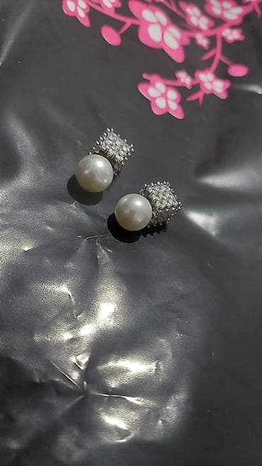 Бижутерия: İkili bəzək dəsti – inci detalı gümüşü rəngdə sırğalar və uyğun üzük — 2