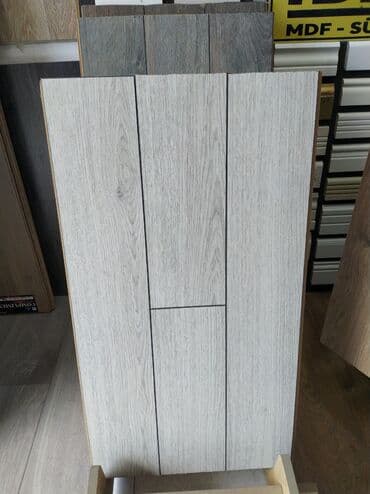 laminant: Açıq boz rəngdə, taxta görünüşlü laminat döşəmə paneli. Panellər — 1