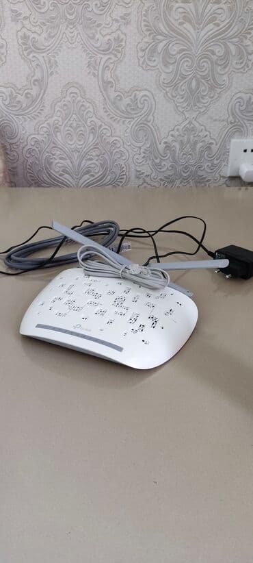 fiber modem: Ağ rəngdə, TP-Link markasına məxsus simsiz router. Evdə və ya ofisdə — 1