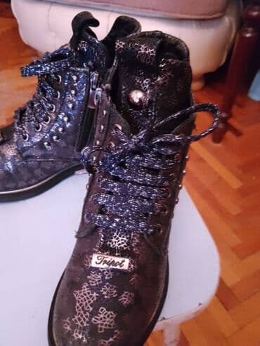 İdeal veziyyetde deri bot satılır,qiz uşaqi uçun,28 razmerdi,kechen il