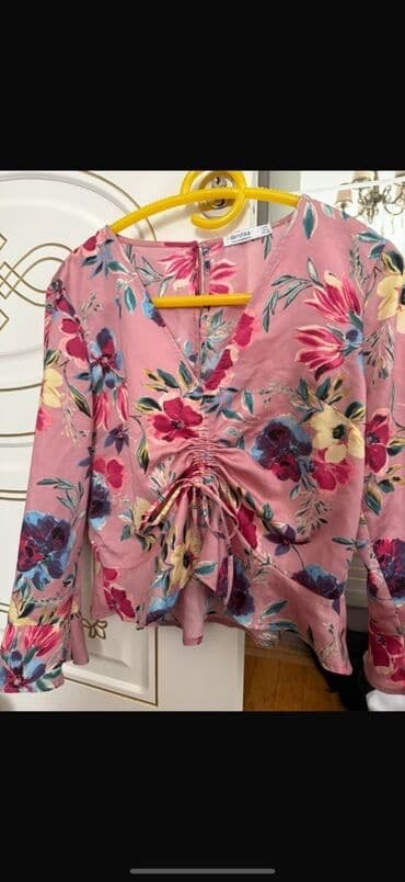 çiçəkli ətəklər: Bershka qadın bluzu - Rəng və naxış: Pudra-çəhrayı fon üzərində iri — 1