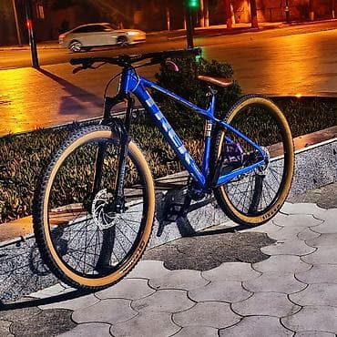 velasbet: Trek hardtail dağ velosipedi - Gövdə: yüngül alüminium, mavi rəngdə — 4