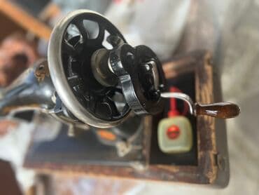 qədim radio: Tikiş maşını. İşleyir. Qedimidi. Çatdırılma yoxdur. Qiymeti 120 azn — 2