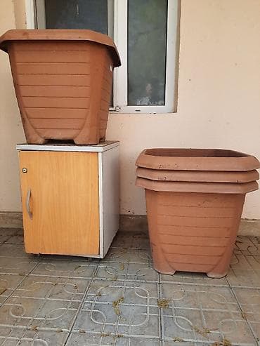 Az istifadə olunub - Ölçü: 52 x 52 x 47 sm - Həcm: 72 litr - Forma