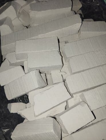 Природный мел и глина для еды. Bu təbii gil parçaları müxtəlif