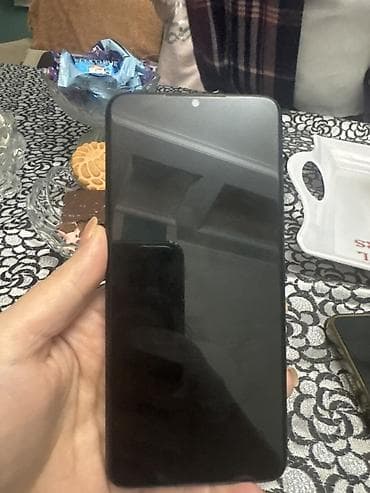 Smartfon – üç kameralı arxa modul və LED flaşlı, ön tərəfdə mərkəzdə
