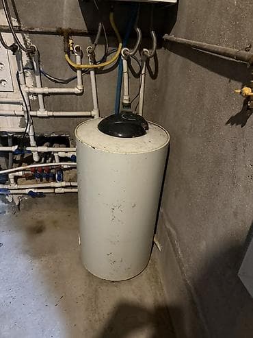 Elektrik su qızdırıcısı (boyler), silindrik gövdə, üst hissədə
