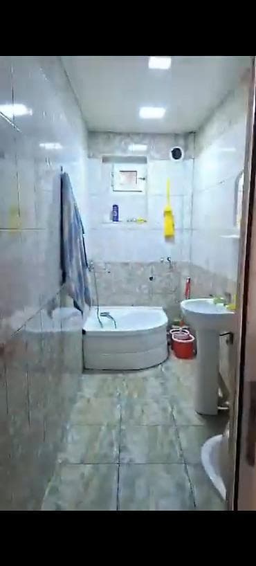 enzesde satilan evler: 28 May metrosun çıxışına yaxsin 3/2 mertebesi 2 otaqlı mənzil – tam — 4