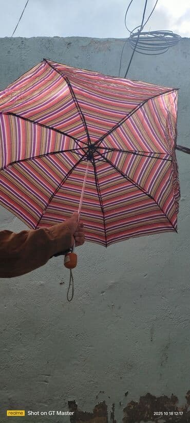 ən gözəl bayraq şəkilləri: Zolaqlı naxışlı, çoxrəngli çətir. Bu çətir yağışdan və günəşdən — 1