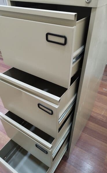 Seyfler 4 gözlüdur. 1 ədədi 4 gözlü seyf 35 AZN. çox goturen olsa 30