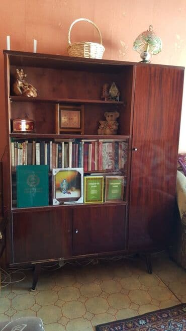 İşlənmiş, Kitab dolabı