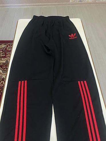адидас: Adidas idman dəsti – 3 hissəli - Rəng: qara-qırmızı - Komplekt: qolsuz — 3