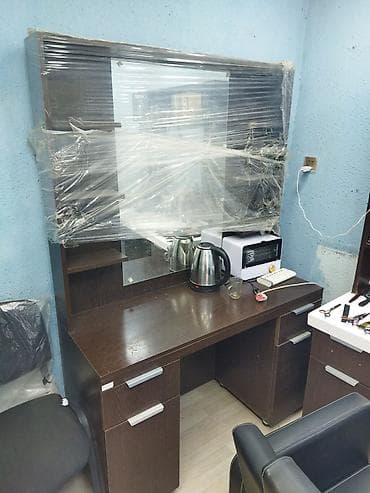 berber salon mebeli: Bərbər/salon üçün iş masası və güzgülü vitrin - Material: tünd ağac — 2