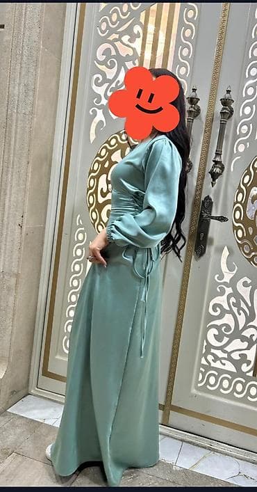 Zərif atlas fakturalı, açıq yaşıl rəngdə uzun don. - Model: Uzun