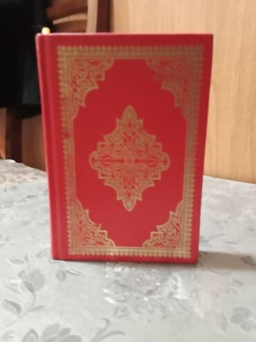 bilyard stollari: Ön və arxa qapaqlarında qızılı naxışlar olan, parlaq qırmızı rəngli — 2