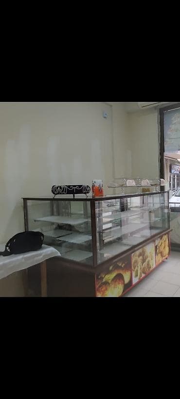 Şirniyyat/çörək vitrini – şüşə göstərmə tezgahı - Ön və yan tərəfləri