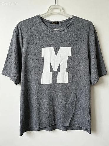 qis geyimleri: Boz rəngli uniseks T‑shirt Razmer : xl - Ön tərəfdə iri ağ “M” çapı - — 1