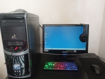 Masaüstü kompüterlər və iş stansiyaları: Samsung monitoru, qara rəngli klaviaturası, siçanı və qulaqlıqları ilə — 3