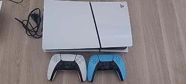 dualsense edge: PlayStation 5 (PS5) Slim konsolu – ağ rəngli korpus. Şəkildəki — 1