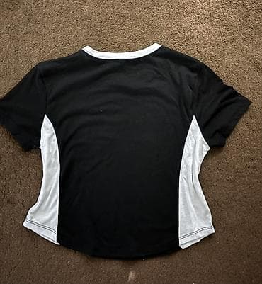 maykalar: Qara-ağ rəngli qadın T‑shirt - Brend/etiket: db IN MOTION (etiketdə — 2