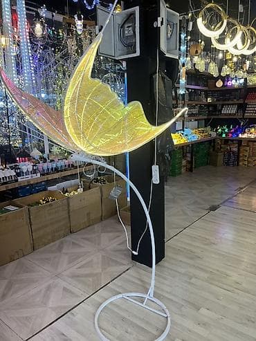 Böyük dekorativ LED döşəmə lampası – “yarpaq/qanad” dizaynı. -