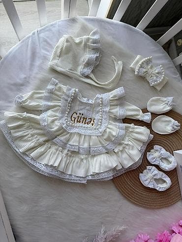Körpə üçün komplekt – krem rəngdə, zərif krujeva və büzgülərlə