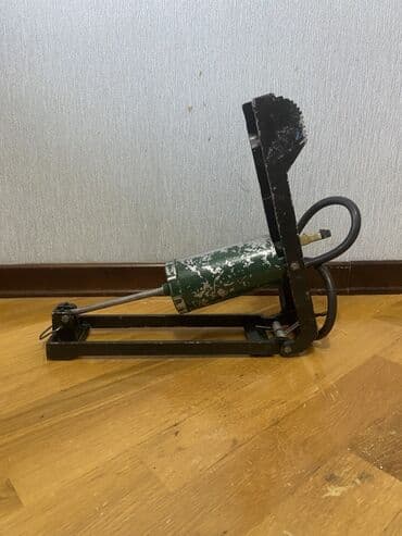 купить насос автомобильный: Bu SSSR den qalma ayaq nasosudir. cox yaxwi veziyetdedi. təkərləri — 2