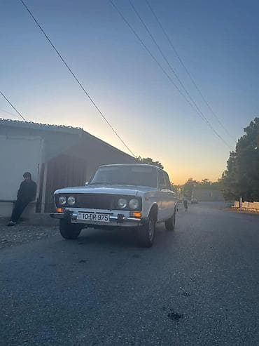 VAZ 2106, ağ rəng. Klassik sedan kuzov, ön ikili dairəvi faralar, xrom