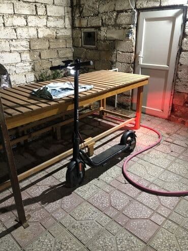 bu şəhərdə bilet qiymətləri 2023: Qara rəngdə, yığcam Hover-1 elektrik skuteri. Asan idarə olunur və — 3