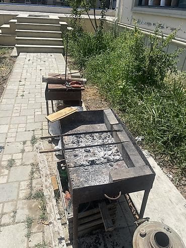 Metalldən hazırlanmış kömürlü manqal - Geniş, qalın divarlı metal