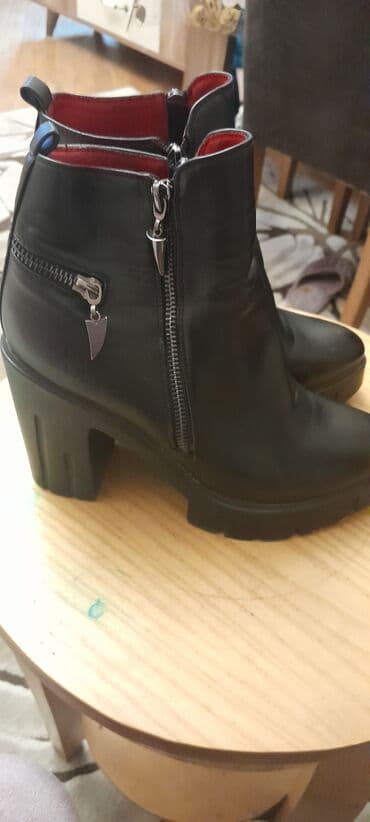 botlar: Ölçü: 40, rəng - Qara, İşlənmiş — 1