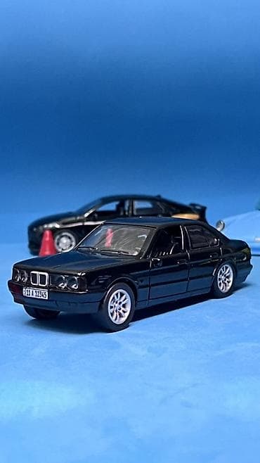 suktur: Məhsul: Qara rəngli klassik sedan avtomobilinin miqyaslı model maşını — 2