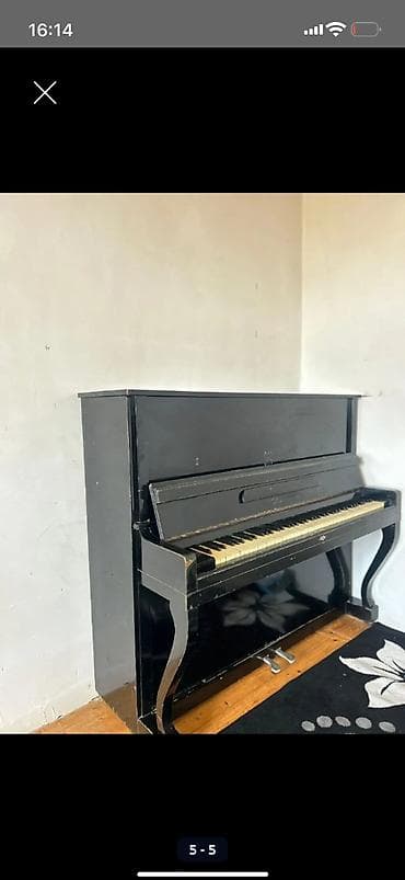 Upright piano – “Ukraina” markası (klaviatura üzərində loqo görünür)
