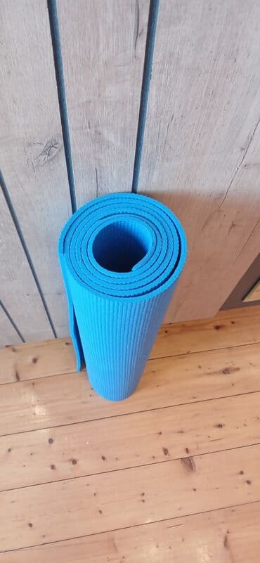 yoqa mat: Mavi rəngdə, səthində zolaqlı teksturası olan yoqa matı. Bu mat rahat — 4